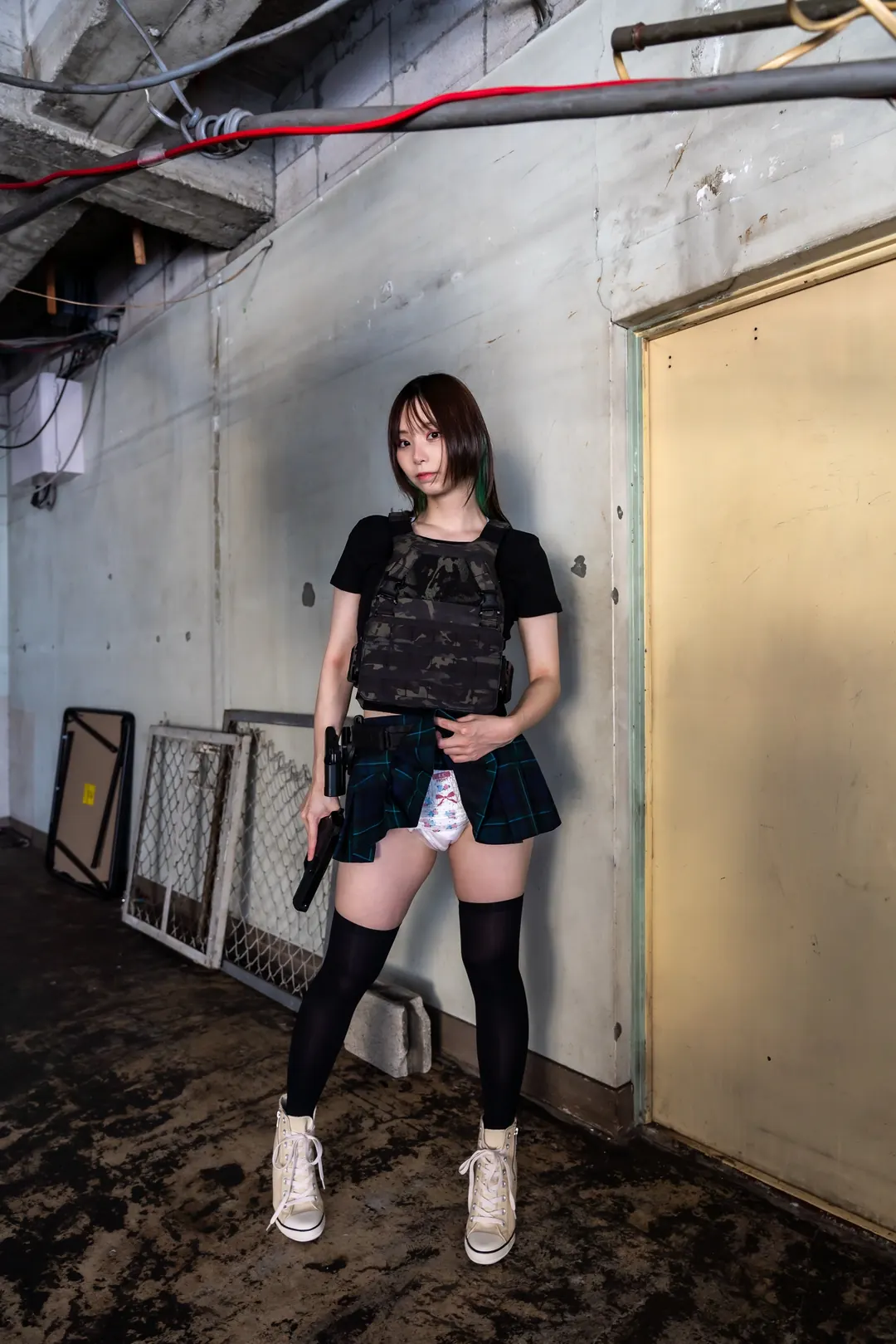 紫愛みひなさんのおむつ画像集です。ミリタリールックなみひなさん。特殊部隊風衣装がとてもカッコいい。もちろん任務中におしっこしたくなってもいいようにパンツタイプ紙オムツ着用です。おもらしあり。
・jpg形式200枚収録
※ご注意　他支援サイトでバックナンバー公開している画像です。重複購入にご注意ください。